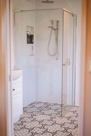 Eco-friendly toiletries, towels, soap, shampoo - Big Sky Country Views  (Boyland)