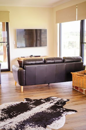 Smart TV, fireplace, DVD player, books - Big Sky Country Views (Boyland)