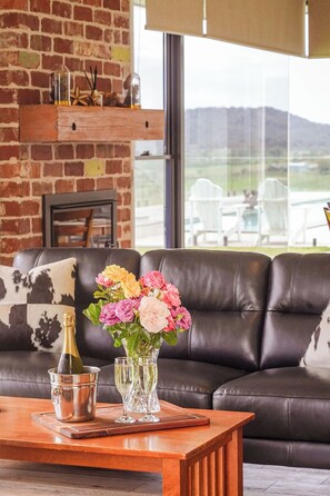 Smart TV, fireplace, DVD player, books - Big Sky Country Views (Boyland)