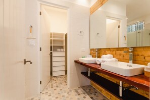 Bruser, hårtørrer, håndklæder