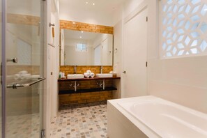 Een douche, een haardroger, handdoeken