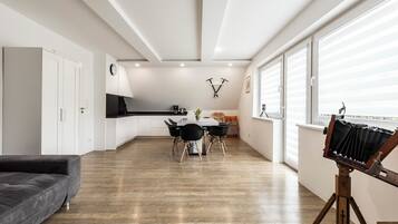 Deluxe Apartment, Mountain View | Living area