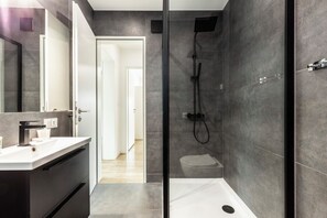 Apartamento Deluxe, vistas a la montaña | Baño | Ducha, cabezal de ducha tipo lluvia y toallas
