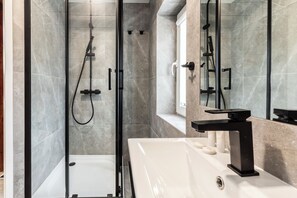Comfort Apartment | Bathroom | Shower, rainfall showerhead, towels - Apartamenty Taternickie (Zakopane)