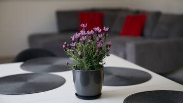 Deluxe Apartment, Mountain View | In-room dining