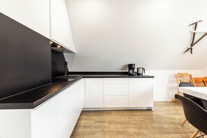 Deluxe Apartment, Mountain View | Private kitchen | Fridge, stovetop, highchair