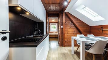 Apartamento Confort | Cocina privada | Frigorífico, placa de cocina y trona infantil