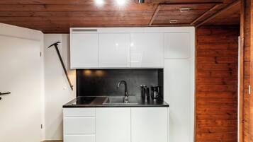 Apartamento Confort | Cocina privada | Frigorífico, placa de cocina y trona infantil