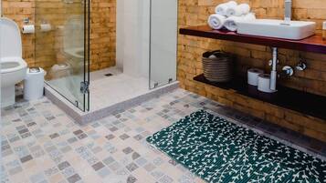 Pancuran mandi, pengering rambut, tuala disediakan