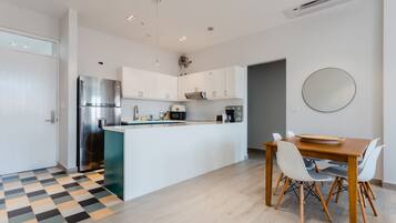 Refrigerador, microondas, horno, placa de cocina