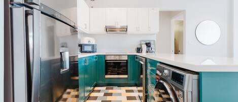 Refrigerador, microondas, horno y parrilla de estufa