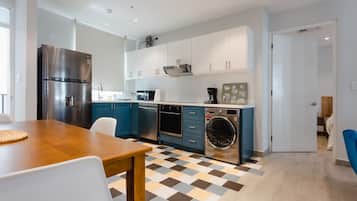 Frigorífico, microondas, horno y placa de cocina