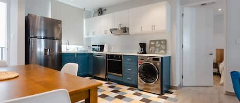Refrigerador, microondas, horno y parrilla de estufa