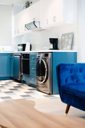 Kylskåp, mikrovågsugn, ugn och spishäll