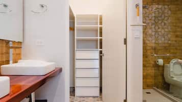 Dusche, Haartrockner, Handtücher