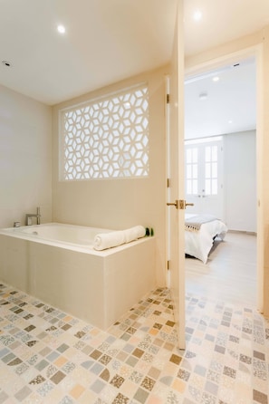 Shower, hair dryer, towels, shampoo