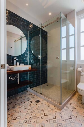 Shower, hair dryer, towels - w* | Refined 2BR w/ Balcony in Panama (Panamá)