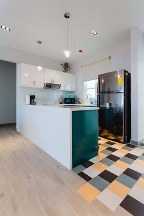 Kühlschrank, Mikrowelle, Ofen, Herdplatte