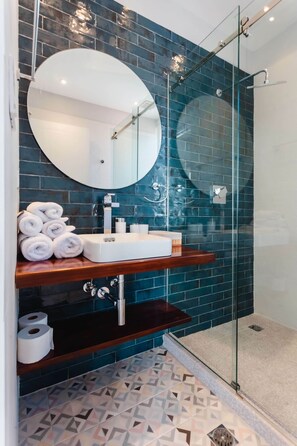 Dusche, Haartrockner, Handtücher