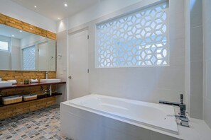 Bruser, hårtørrer, håndklæder