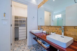 Een douche, een haardroger, handdoeken, shampoo