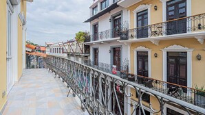 A narrow alleyway with a metal railing, flanked by buildings with balconies and doors. - w* | Airy 1BR w/ Balcony in Panama (Panamá)