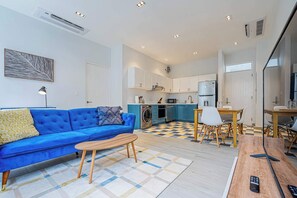 TV, offices - w* | Airy 1BR w/ Balcony in Panama (Panamá)