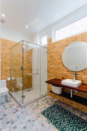 Bruser, hårtørrer, håndklæder