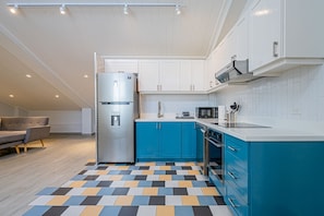 Kylskåp, mikrovågsugn, ugn och spishäll