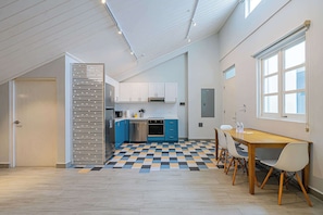 Kylskåp, mikrovågsugn, ugn och spishäll