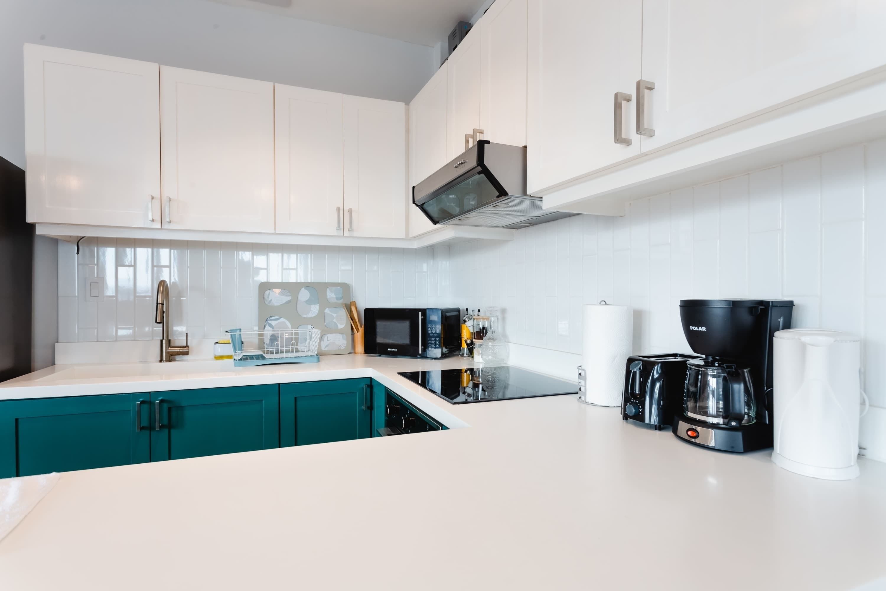 Køleskab, mikrobølgeovn, ovn, kogeplade