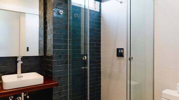 Suihku, hiustenkuivaaja, pyyhkeet