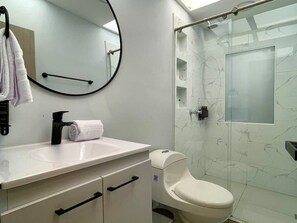 Chuveiro, secador de cabelo, toalhas de banho 