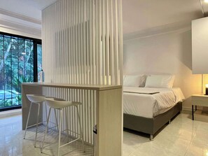 2 bedrooms, desk, WiFi, bed sheets