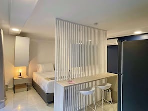 2 bedrooms, desk, WiFi, bed sheets