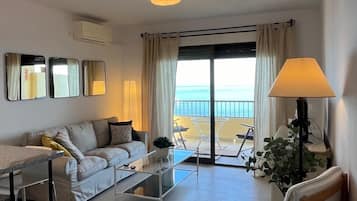 Een smart-tv en boeken