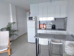 Fridge, microwave, stovetop, coffee/tea maker - Breathtaking views: Bright & newly renovated apartment in front of the promenade (Almuñécar)