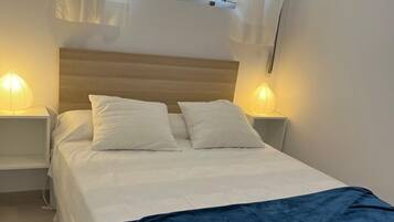 1 slaapkamer, een strijkplank/strijkijzer, gratis wifi, beddengoed