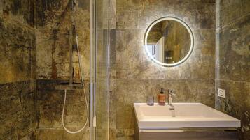 Douche, sèche-cheveux, serviettes fournies, savon