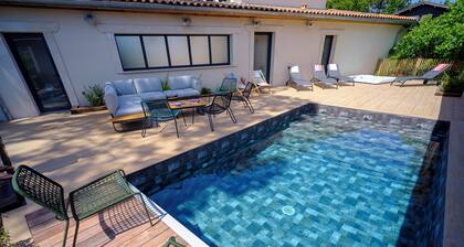 Family villa for 16 with pool and spa 50m from the beach