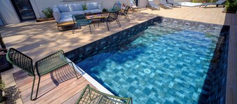 Family villa for 16 with pool and spa 50m from the beach
