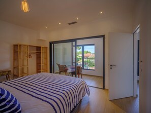 5 bedrooms, WiFi, bed sheets - Family villa for 16 with pool and spa 50m from the beach (Arès)