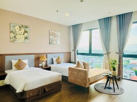 Superior Twin Room | Minibar, in-room safe, blackout drapes, soundproofing