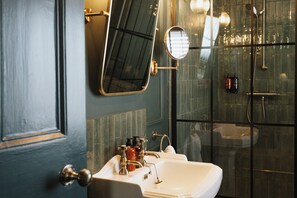 Hair dryer, towels, soap, toilet paper - Luxury Apartment with Clifford's Tower View (York)