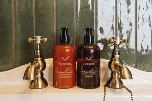 Hair dryer, towels, soap, toilet paper - Luxury Apartment with Clifford's Tower View (York)