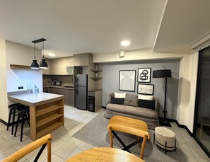 Executive Apartment, 1 Bedroom, Housekeeping, Executive Level | Living area | 55-inch Smart TV with digital channels - Aparts4Days San Isidro 1Bedroom RN (Lima)