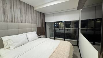 Business Apartment, 1 Bedroom, Housekeeping, Executive Level | 1 bedroom, premium bedding, down comforters, desk