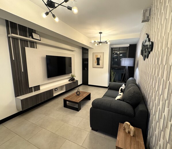 Business Apartment, 1 Bedroom, Housekeeping, Executive Level | Living area | 55-inch Smart TV with digital channels - Aparts4Days San Isidro 1Bedroom RN (Lima)