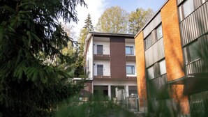 Un edificio moderno con fachada de ladrillo, ventanas amplias y un balcón.