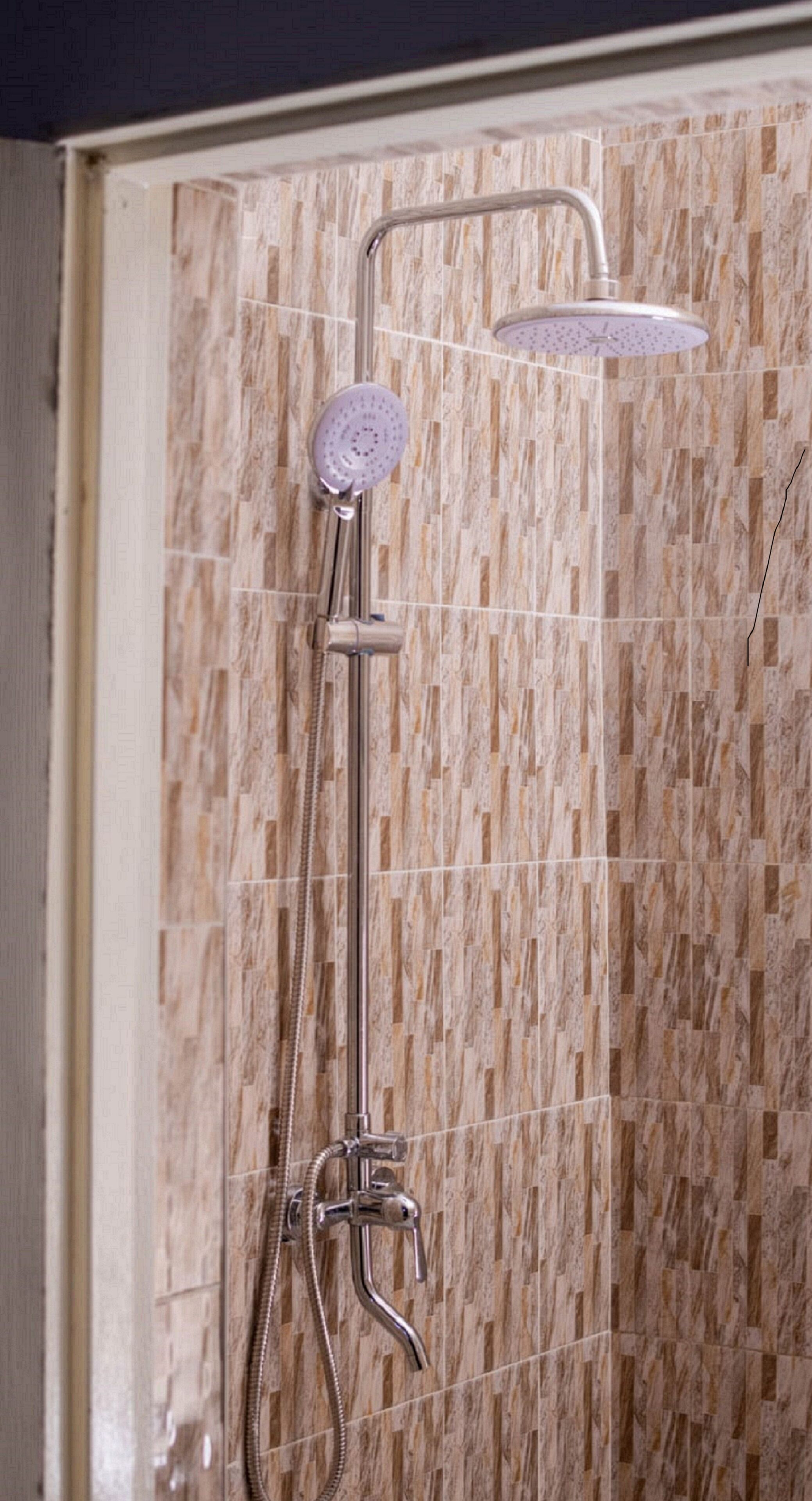 Chambre Confort | Salle de bain | Baignoire relaxante profonde, douche à « effet pluie »